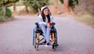 صور.. "أميرة حربي".. شابة مصرية تتحدى إعاقتها وتتألق في الرسم والتمثيل