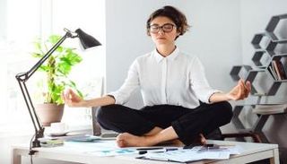 ممارسة اليوجا تخفف من إجهاد العمل