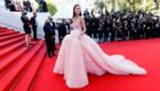 صور.. 9 فساتين وتصفيفة شعر صاروخية على سجادة مهرجان "كان"