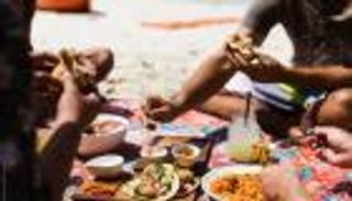 خطر نزول البحر بعد الأكل مباشرة.. حقيقة أم خرافة؟