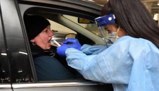 سيدة تخضع لاختبار كورونا في أستراليا- أرشيفية