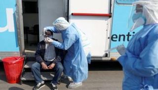 شخص يخضع لاختبار كورونا في الأرجنتين- أرشيفية