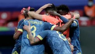 منتخب كولومبيا يحتفل بالفوز على بيرو.jpg