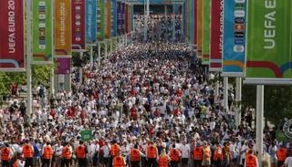 الجماهير خارج ملعب ويمبلي