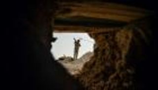 أراجيح "طالبان".. أفغانستان تتأرجح على زناد السلاح ولهو الحدائق