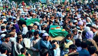 أفغان يشيعون جثامين الضحايا الذين سقطوا في اشتباكات بين طالبان والأمن