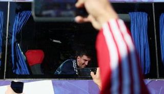 استقبال حاشد لميسي وزملائه في الأرجنتين 