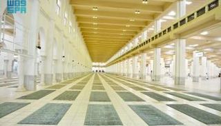 فرش مساجد المشاعر المقدسة استعدادا لحج 2021