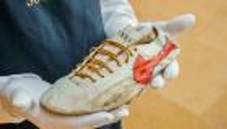 حذاء من الستينيات للبيع في مزاد.. السعر المتوقع يتخطى مليون دولار