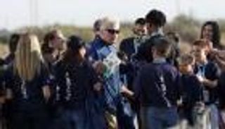 ريتشارد برانسون يسبق غريمه جيف بيزوس إلى الفضاء