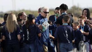 أطفال المدارس استقبلوا  برانسون قبل رحلته التي ستقله إلى حافة الفضاء