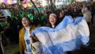 بالفيديو.. ليونيل ميسي ينثر السعادة بين جماهيره