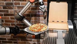 روبوت يعد البيتزا في مطعم 