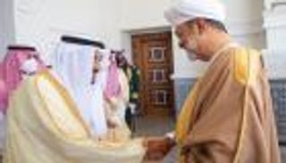 سلطان عمان يصل إلى السعودية في أول زيارة خارجية