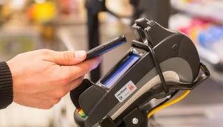 أصبحت تطبيقات المدفوعات بواسطة الهاتف الذكي أكثر أمانا من البطاقات التقليدية