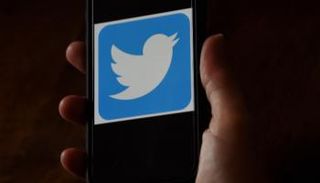 شعار تطبيق تويتر على شاشة هاتف جوال - أرشيفية