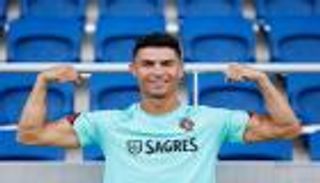 كريستيانو رونالدو يهزم ميسي ومحمد صلاح بجائزة جديدة
