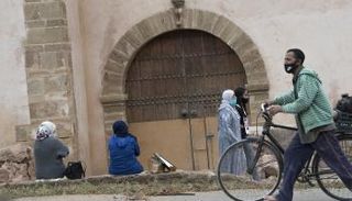 شاب يسير بأحد شوارع المغرب - أرشيفية