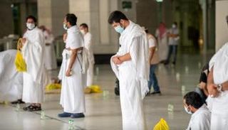 مسلمون يؤدون صلاة العيد داخل الحرم المكي