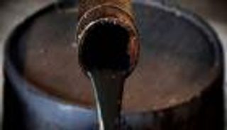 النفط ينخفض بفعل باقة مخاوف عالمية.. البرميل إلى 75.20 دولار