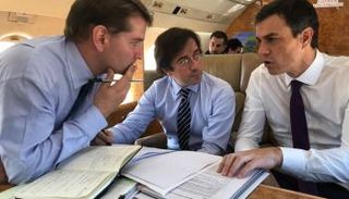 خوسيه مانويل ألباريس رفقة بيدرو سانشيز