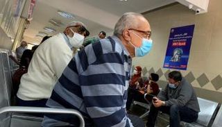 مسن يرتدي كمامة بأحد المراكز الطبية في مصر