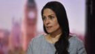 نيران الخسارة من إيطاليا تلسع وزيرة الداخلية البريطانية