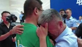 غو غانغتانغ يلتقي نجله المختطف قبل 24 عاما