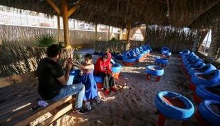 المقهى يطل على شاطئ البحر في غزة