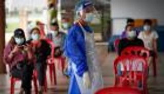 كورونا يتوغل في ماليزيا.. إصابات قياسية وإغلاق مركز تطعيم