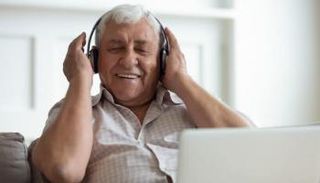 الاستماع للمطربين المفضلين يساعد مرضى السكتة الدماغية على التعافي أسرع