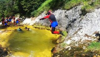 بحيرة أتيرسي بمنطقة زالسكامرجوت السياحية في النمسا