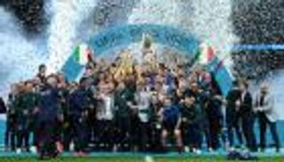 على طريقة بالوتيلي.. لاعب إيطاليا يدخن السجائر احتفالا بلقب اليورو