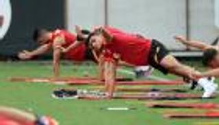 صورة.. مصطفى محمد على أرض المطار.. ماذا حدث في اليونان؟