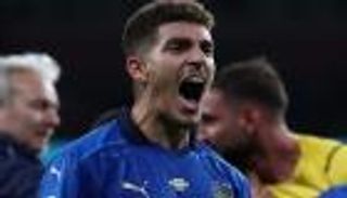 آخرهم نجم إيطاليا.. أشهر اللاعبين المدخنين في تاريخ كرة القدم