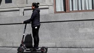 فتاة تقود سكوتر كهربائيا