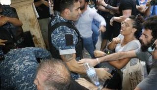 جانب من الصدامات بين محتجين وقوى الأمن 