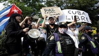 متظاهرون في كوبا ضد الوضع الاقتصادي