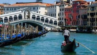  رحلة في قارب جندول في البندقية 