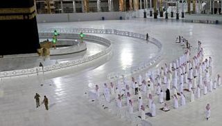 مصلون في المسجد الحرام