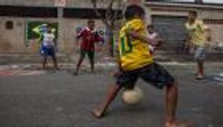 سؤال يجيب عنه التاريخ والجغرافيا.. لماذا يحب البرازيليون كرة القدم؟