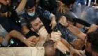 اشتباكات بين أهالي ضحايا مرفأ بيروت والأمن أمام منزل وزير الداخلية