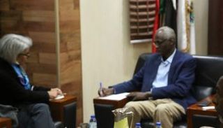 وزير الري السوداني مع المسؤولة الأوروبية