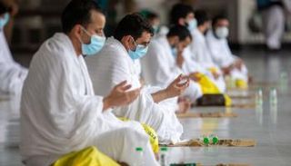 الحجاج يصلون داخل الحرم خلال جائحة كورونا