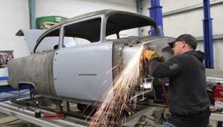 خبير تحديث السيارات الكلاسيكية