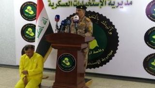 الضابط المتهم يجلس على الأرض خلال المؤتمر الصحفي - واع