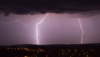 السلطات المحلية تتوقع هطول مزيد من الأمطار