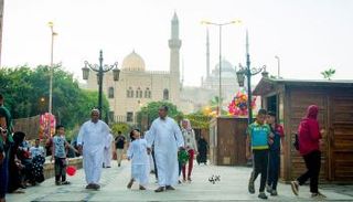 شابان مصريان يحميان أنفسهما من أشعة الشمس