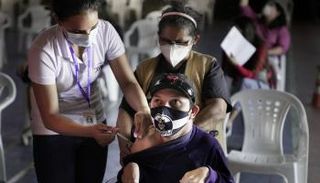 إحدى ذوات الهمم أثناء الحصول على لقاح كورونا