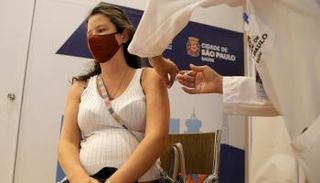 برازيلية تتلقى لقاح فيروس كورونا المستجد (كوفيد-19)